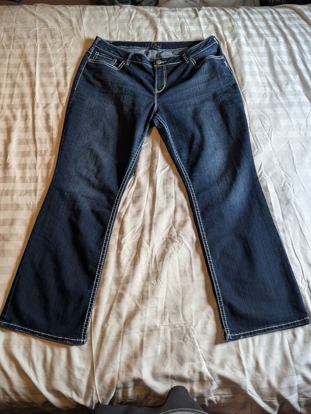Silver Jeans Co Natsuki Women’s Size 20 L31 Bootcut Dark Wash Y2K Jeans